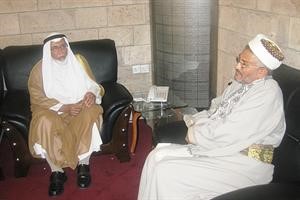 المستشار راشد الحماد لدى وصوله الى اليمن وفي استقباله وزير الاوقاف والارشاد اليمني القاضي حمود الهتار 
