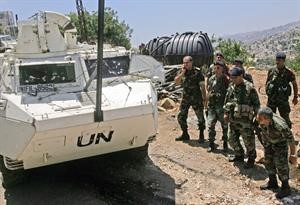 عناصر من الجيش اللبناني خلال قيامهم بفحص الية لليونيفيل في بلدة تولين امس الاول﻿﻿افپ﻿