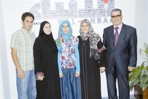 اريج تتوسط والديها وخالتها وشقيقها﻿