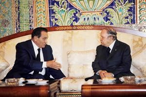 مبارك وبوتفليقية اثناء لقائهما في الجزائر 	 اپ﻿