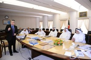 الرئيس جاسم الخرافي يستمع الى شرح عن مبنى النواب الجديد﻿