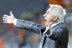 مدرب هولندا فان مارفييك حقق 5 انتصارات متتالية ويسعى للفوز باللقب لاول مرة
