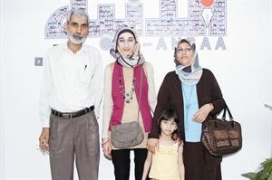 نوريهان بين والديها وشقيقتها﻿