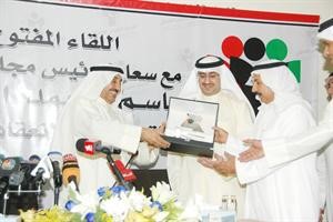 طه الفراج يسلم الرئيس الخرافي درعا تكريمية