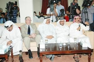  الزميل احمد الجارالله معقبا على حديث الخرافي وبجانبه انور جاسم الخرافي