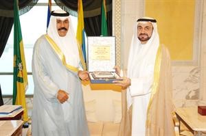 سمو ولي العهد الشيخ نواف الاحمد يتسلم الموسوعة من دفاضل صفر﻿