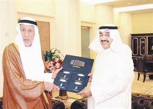 الرئيس جاسم الخرافي يتسلم تقارير الديوان من العدساني