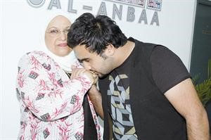 محمود زغلول يقبل يد والدته
﻿