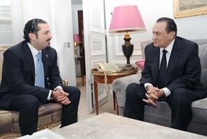 الرئيس المصري حسني مبارك مستقبلا رئيس الحكومة اللبنانية سعد الحريري في مقر اقامته خلال تواجدهما في پاريس امس الاول