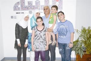 الاء وضاح متوسطة والدها واشقاءها
