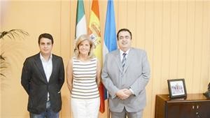سفيرنا لدى اسبانيا عادل العيار وعمدة فنخرولا اسبرانزا اونيا والسكرتير الاول عبدالعزيز البشر﻿
