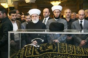 مفتي لبنان الشيخ د محمد رشيد قباني يلقي النظرة الاخيرة على جثمان الراحل الكبير﻿