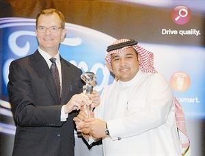 الفائز في البطولة محمد رشيدي من توكيلات الجزيرة للسيارات يتسلم درع الجائزة من العضو المنتدب لشركة فورد الشرق الاوسط لاري برين﻿
