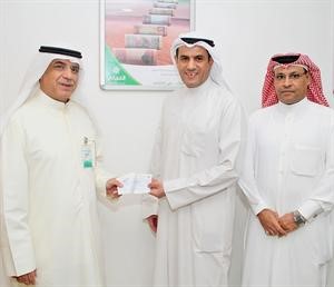 بدر العامر يقدم شيك الرعاية الى رجب الرفاعي﻿
