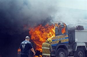 رجال الاطفاء يكافحون النيران التي التهمت الشاحنة