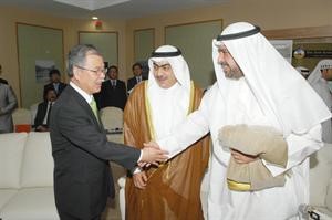 الشيخ احمد الفهد مصافحا احد مسؤولي شركة هيونداي بحضور روضان الروضان
﻿