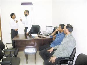 اثناء تلقينه الشهادتين
