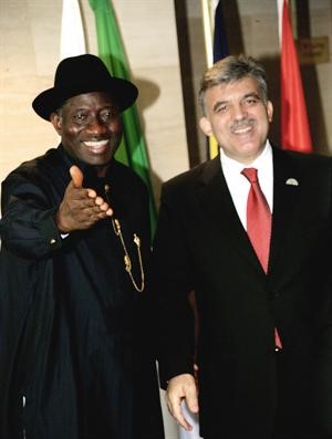 الرئيس النيجيري غودلك جوناثان مستقبلا نظيره التركي عبدالله غول خلال قمة الدول 8 النامية في ابوجا ﻿