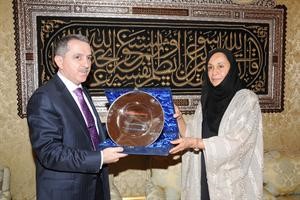 الشيخة لطيفة الفهد مكرمة السفير شاهين عبداللاييف
