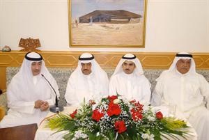 النائب مسلم البراك ومحمد عبدالقادر الجاسم ومحمد الهاجري خلال حديثهم على هامش حفل العشاء﻿
