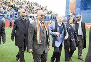 بلاتر ورئيس جنوب افريقيا جاكوب زوما يتفقدان الملاعب﻿