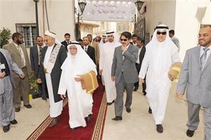 المستشار راشد الحماد والقاضي حمود الهتار خلال افتتاح مجمع العثمان الخيري﻿