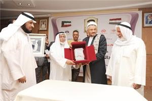 وزير الاوقاف اليمني حمود الهتار مكرما المستشار راشد الحماد﻿