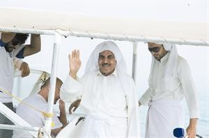 النوخذة خليفة الراشد يحيي المتسابقينكرم دياب