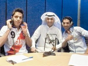 ماهر العنزي مع اللاعبين محمد جراغ ووليد علي في ستديو البرنامج﻿