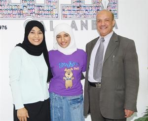 ندى متوسطة والديها
