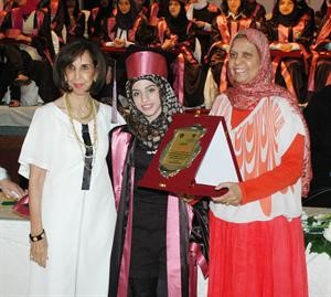منى غلبان وفرحة التكريم
