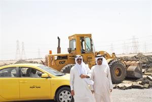فريق البلدية يتابع عملية ازالة الموقع المخالف﻿