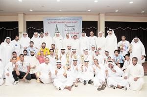 لقطة جماعية للفائزين في سباق ذكرى معركة الرقة البحرية مع مسؤولي النادي البحريانور الكندري