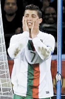 حسرة وحزن على وجه البرتغالي رونالدو بعد خروج منتخب بلاده من الدور الثاني