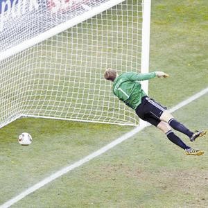هدف الانجليزي فرانك لامبارد في مرمى حارس المانيا نيوير وتبدو الكرة تخطت خط المرمى