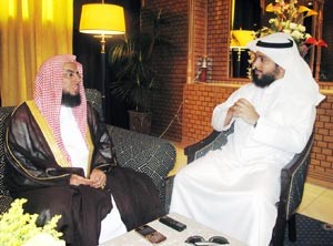 دعبدالعزيز السدحان متحدثا للزميل ضاري المطيري