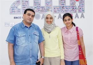 مريم حسنين مع والدها وشقيقتها﻿