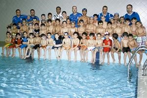 عدد من المشاركين في دورة تعليم السباحة
﻿