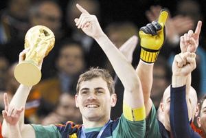 القائد الاسباني ايكر كاسياس رافعا الكاس كاول لاعب اسبانياپ
