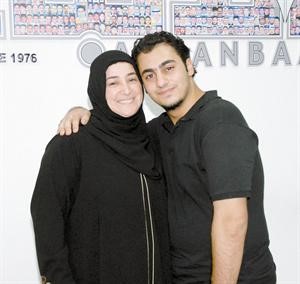 علاء الدين مامون الشلبي مع والدته