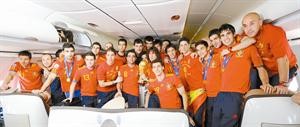 لاعبو المنتخب الاسباني ابطال العالم مع الكاس في الطائرة
﻿