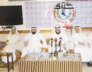 دوليد الطبطبائي ومطلق العبيسان ود فهيد الهيلم ومعاذ الدويلة خلال الندوة
