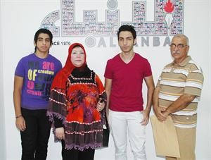 احمد متوسطا والديه وشقيقه﻿