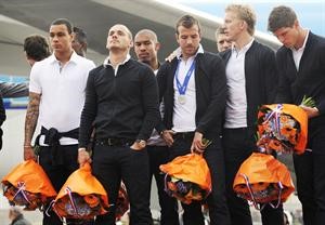 لاعبو هولندا لدى وصولهم الى المطار 	افپ
﻿