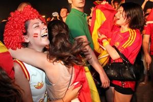 مشجعات اسبانيات يحتفلن باللقب العالمي﻿