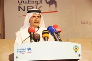 الرئيس التنفيذي لبنك الكويت الوطني عصام الصقر ملقيا كلمته
