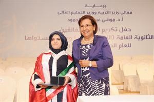 متفوقة بعد تكريمها في صورة تذكارية مع الوزيرة﻿