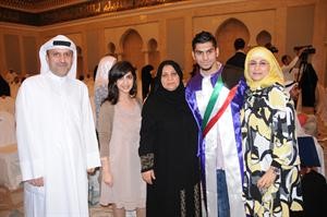 احد الفائقين يتوسط اسرته﻿