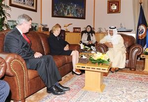 الشيخ جابر المبارك مستقبلا السفيرة الاميركية ديبورا جونز﻿