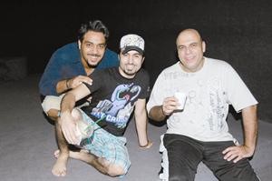 نواف القطان مع عبدالعزيز اسود وعماد العكاري وابتسامة لعدسة الانباء﻿